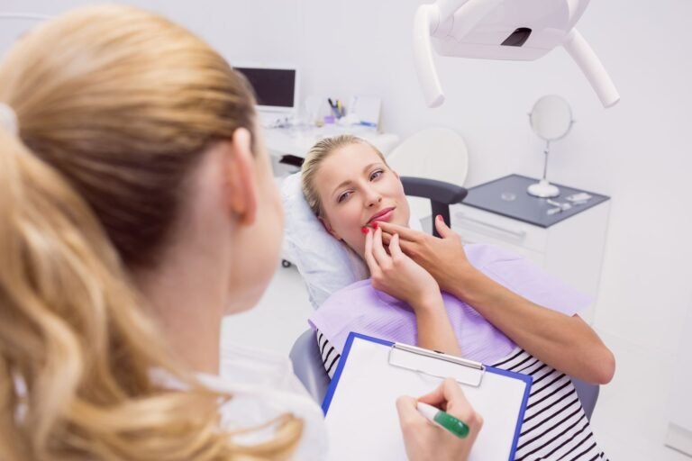 Paciente con dolor en la mandíbula explicando sus síntomas a la dentista