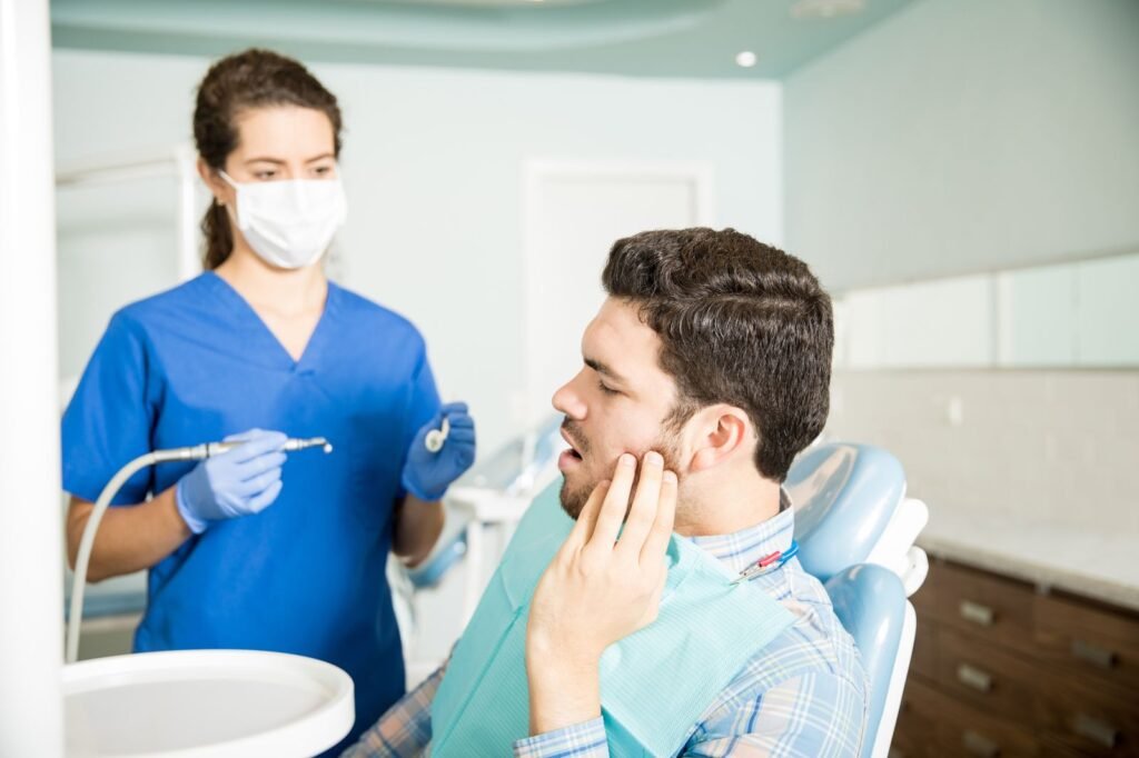 Paciente con dolor de muela en la consulta del dentista
